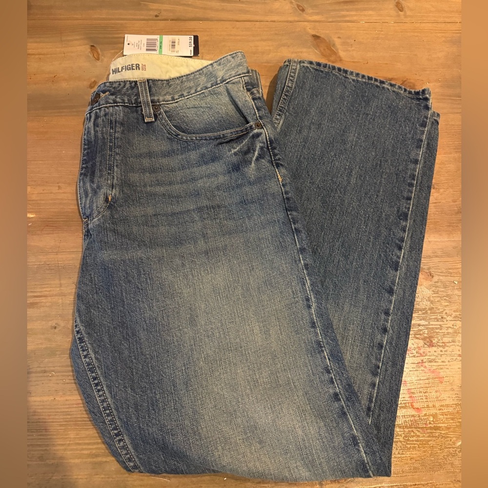 New NWT Tommy Hilfiger Men’s Denim Jeans 34 x 32 Freedom Relaxed Fit